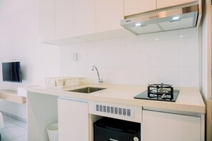 Studio | Private kitchen - Warm And Simply Studio Room Sky House Alam Sutera Apartment (Tangerang)