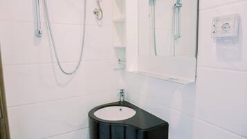 Studio | Bathroom | Shower, towels