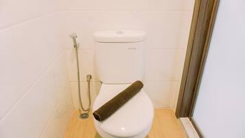 Studio | Bathroom | Shower, towels