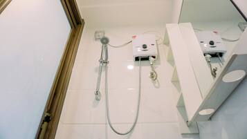 Studio | Bathroom | Shower, towels
