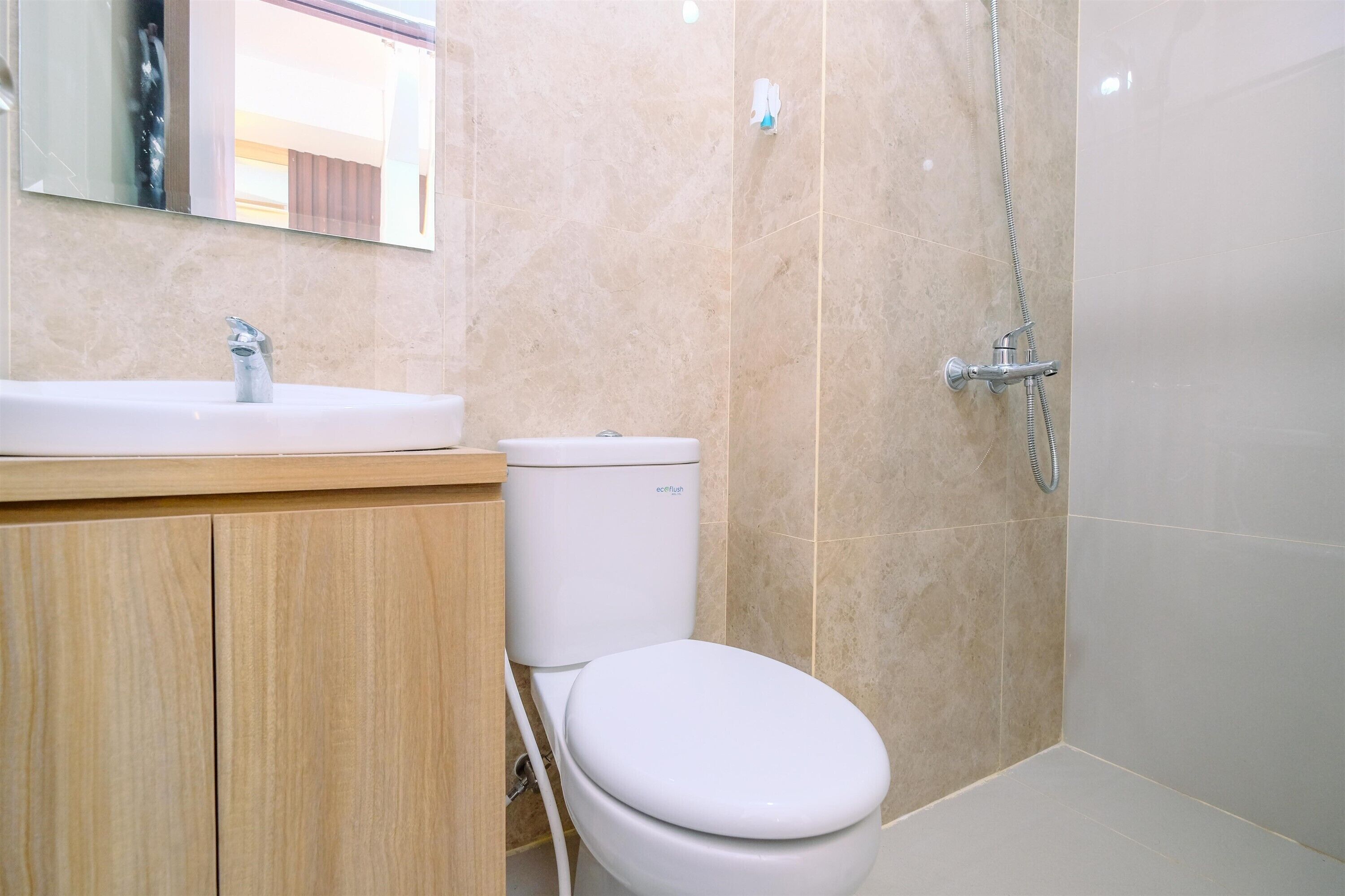 Ein Badezimmer mit Toilette, Waschbecken und Dusche.