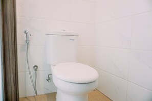 Estudio | Baño | Regadera y toallas 