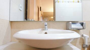 Apartment | Bathroom | Shower, towels
