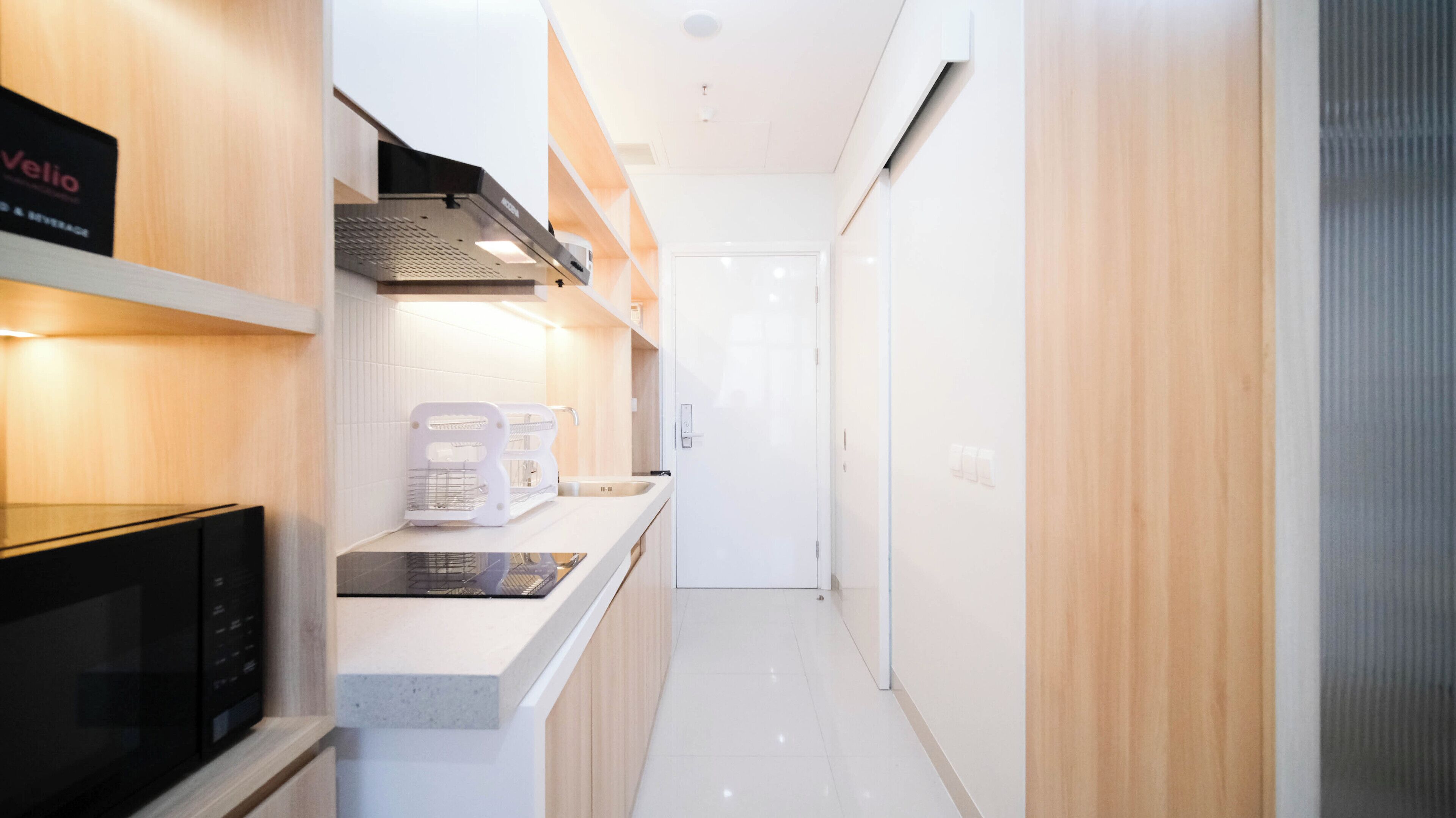 Estudio | Cocina privada | Refrigerador con congelador, microondas, parrilla de estufa y arrocera 