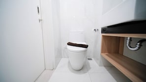 Studio | Salle de bain | Douche, serviettes fournies