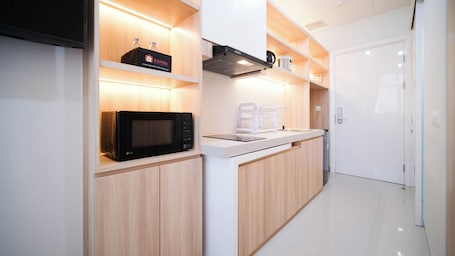 Studio | Private kitchen | Full-size fridge, microwave, stovetop, rice cooker