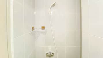 Studio | Badkamer | Een douche, handdoeken