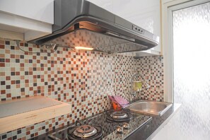 Private kitchen - Nice And Modern 2Br At Green Pramuka City Apartment (Jakarta)