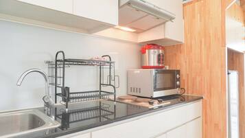 Apartamento | Cozinha privada | Geladeira grande, cooktop