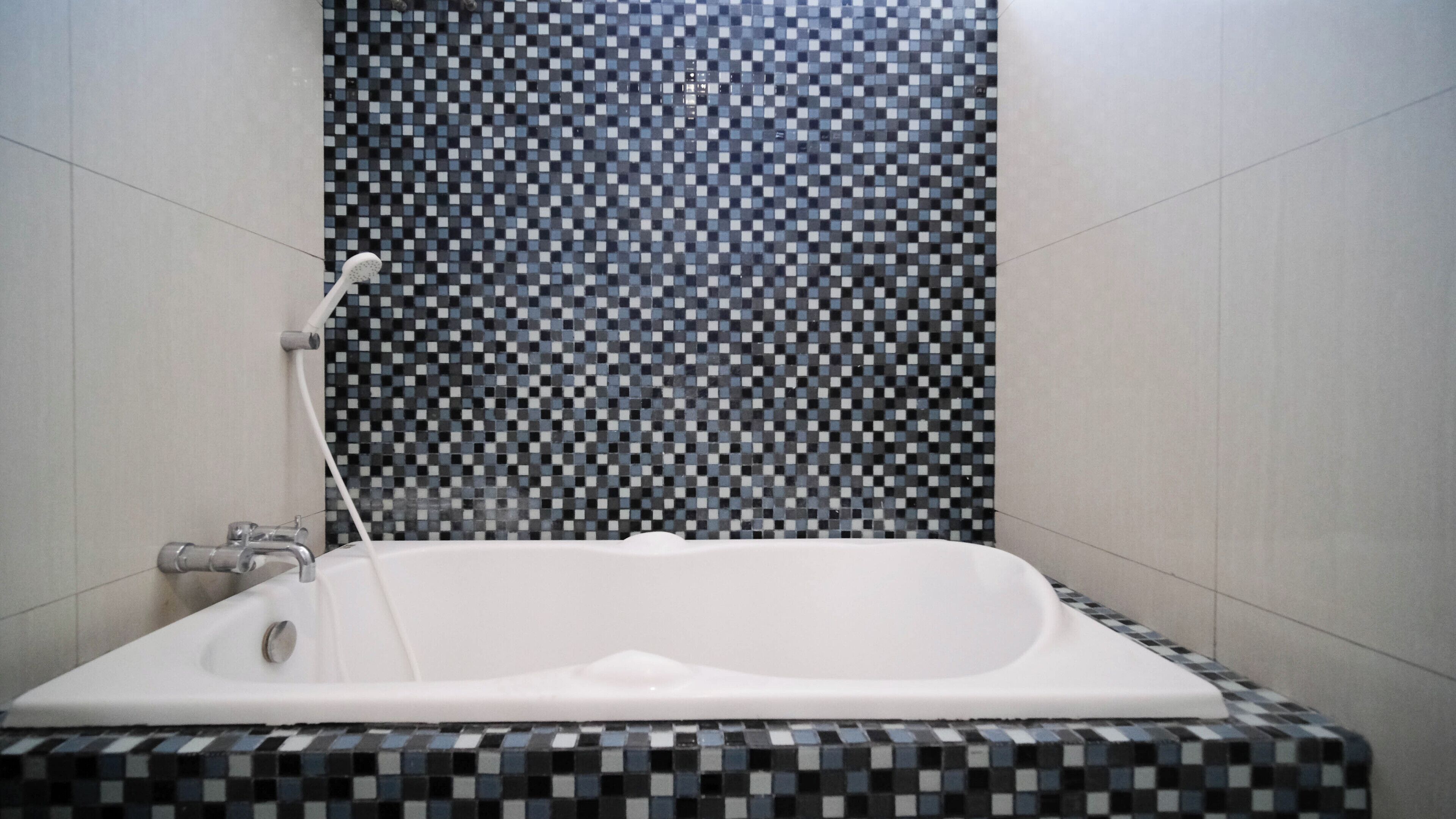 Appartement | Salle de bain | Baignoire et douche séparées, serviettes fournies