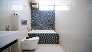 Appartement | Salle de bain | Baignoire et douche séparées, serviettes fournies