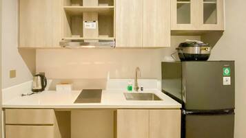 Apartamento | Cocina privada | Frigorífico grande, placa de cocina, arrocera y utensilios de cocina