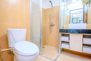 Căn hộ | Phòng tắm | Buồng tắm vòi sen, khăn tắm 