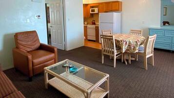 Deluxe-lejlighed - 2 dobbeltsenge - gårdsplads | Opholdsområde | 42-tommers TV med kabelkanaler