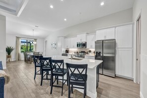 Fridge, microwave, oven, stovetop - Luxe Canal Home, Boat Rental, Walk to Cape Harbour (Cape Coral)