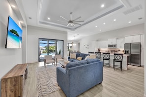 Smart TV, books - Luxe Canal Home, Boat Rental, Walk to Cape Harbour (Cape Coral)