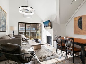 Smart TV, fireplace, DVD player - Ski-in/out, Free Parking, Hot Tub, Pool, Fireplace, Balcony, Loft, Sleeps 8 (Park City)