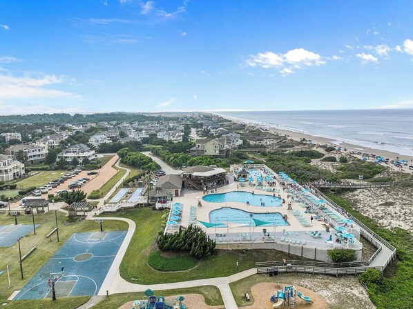 Un complexe hôtelier doté de plusieurs piscines, d’une plage et d’un terrain de basketball.