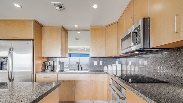 Condo, 2 habitaciones | Cocina privada | Cafetera y tetera, refrigerador, horno y tostadora