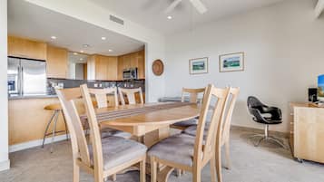 Condo, 2 Bedrooms | Dining