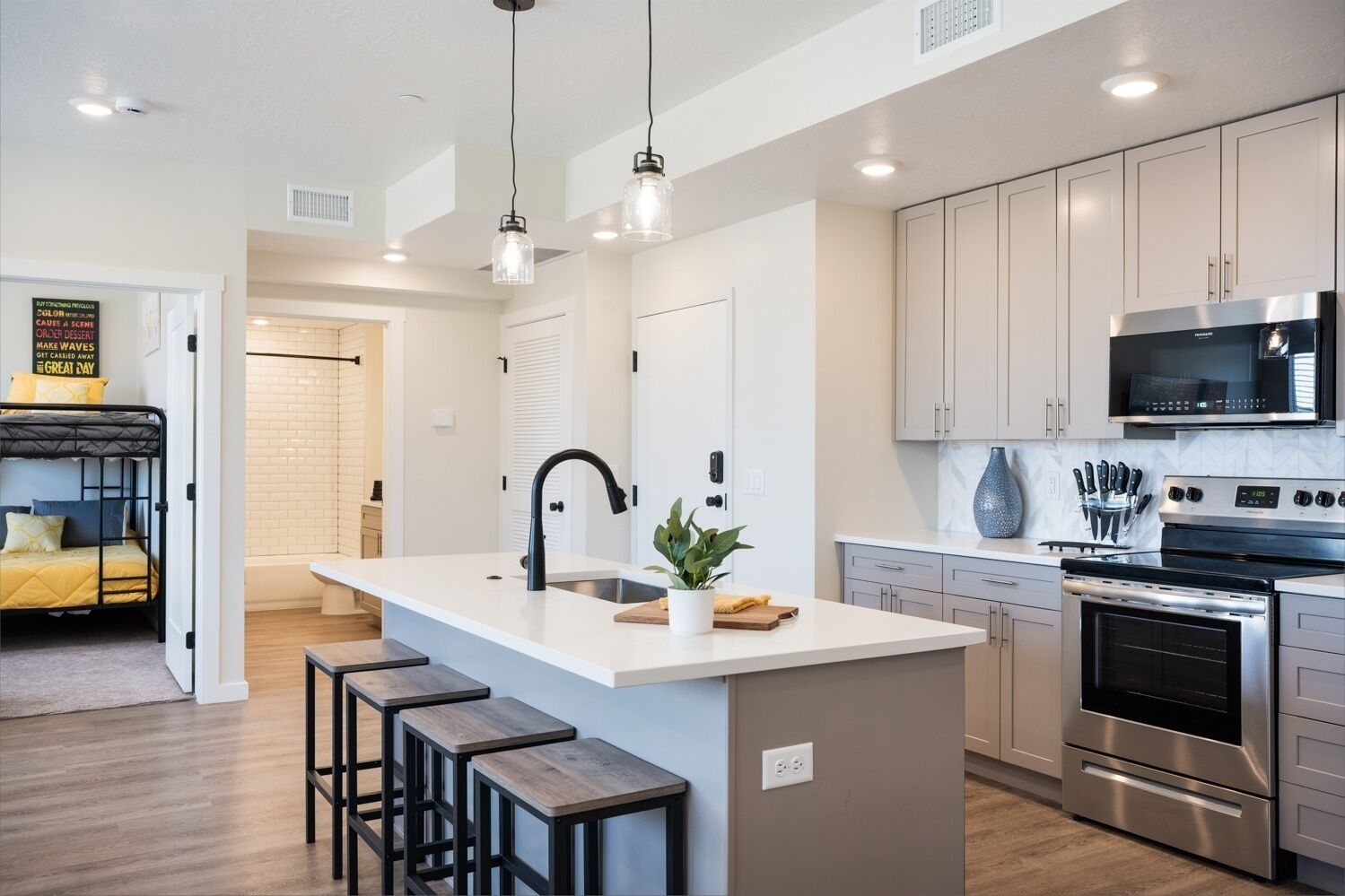 Private kitchen | Fridge, oven, coffee/tea maker, toaster