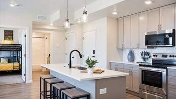 Private kitchen | Fridge, oven, coffee/tea maker, toaster