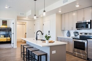 Cocina privada | Refrigerador, horno, cafetera y tetera y tostadora