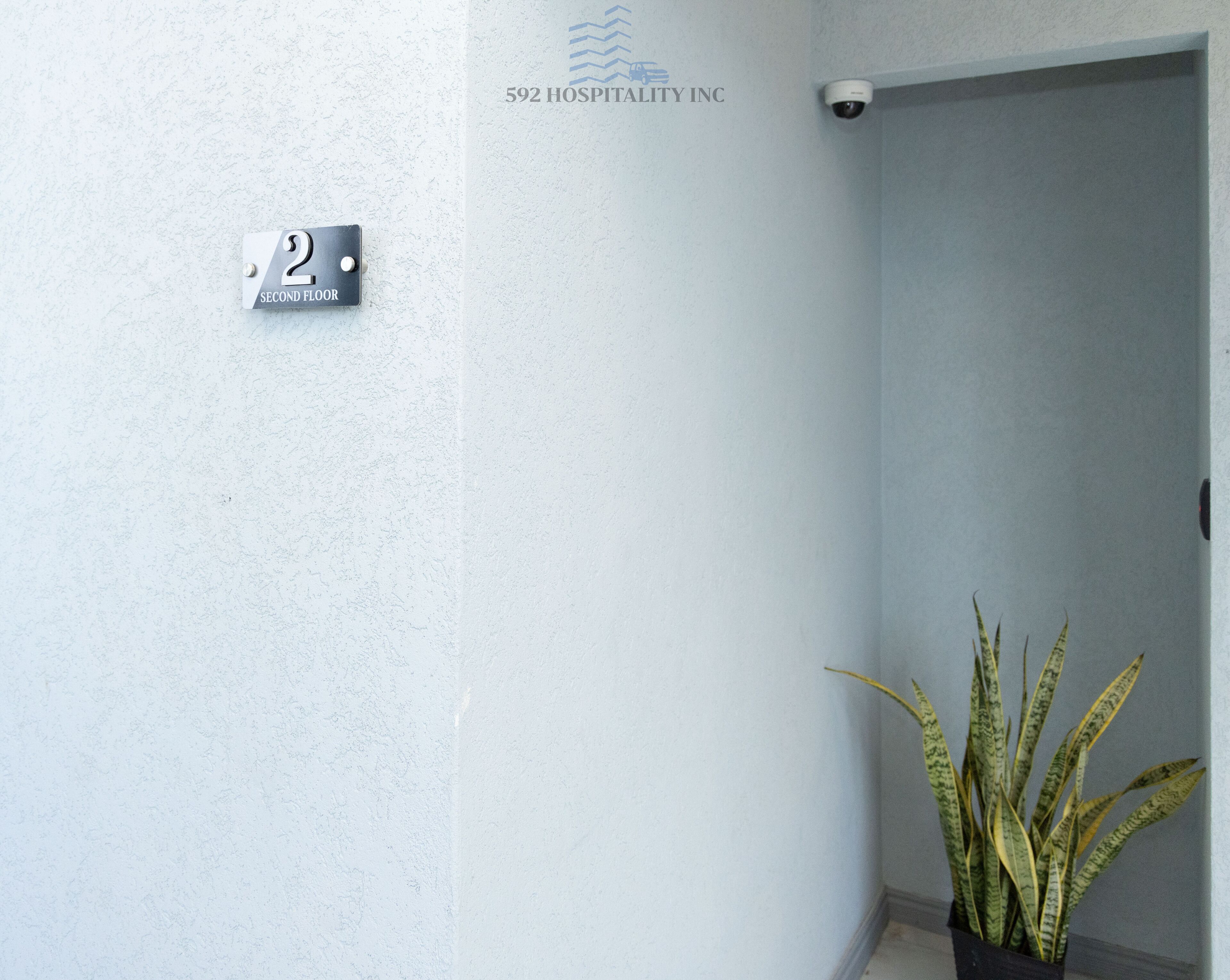Un pasillo con un letrero que indica "2do Piso" y el logotipo de "592 Hospitality Inc.."
