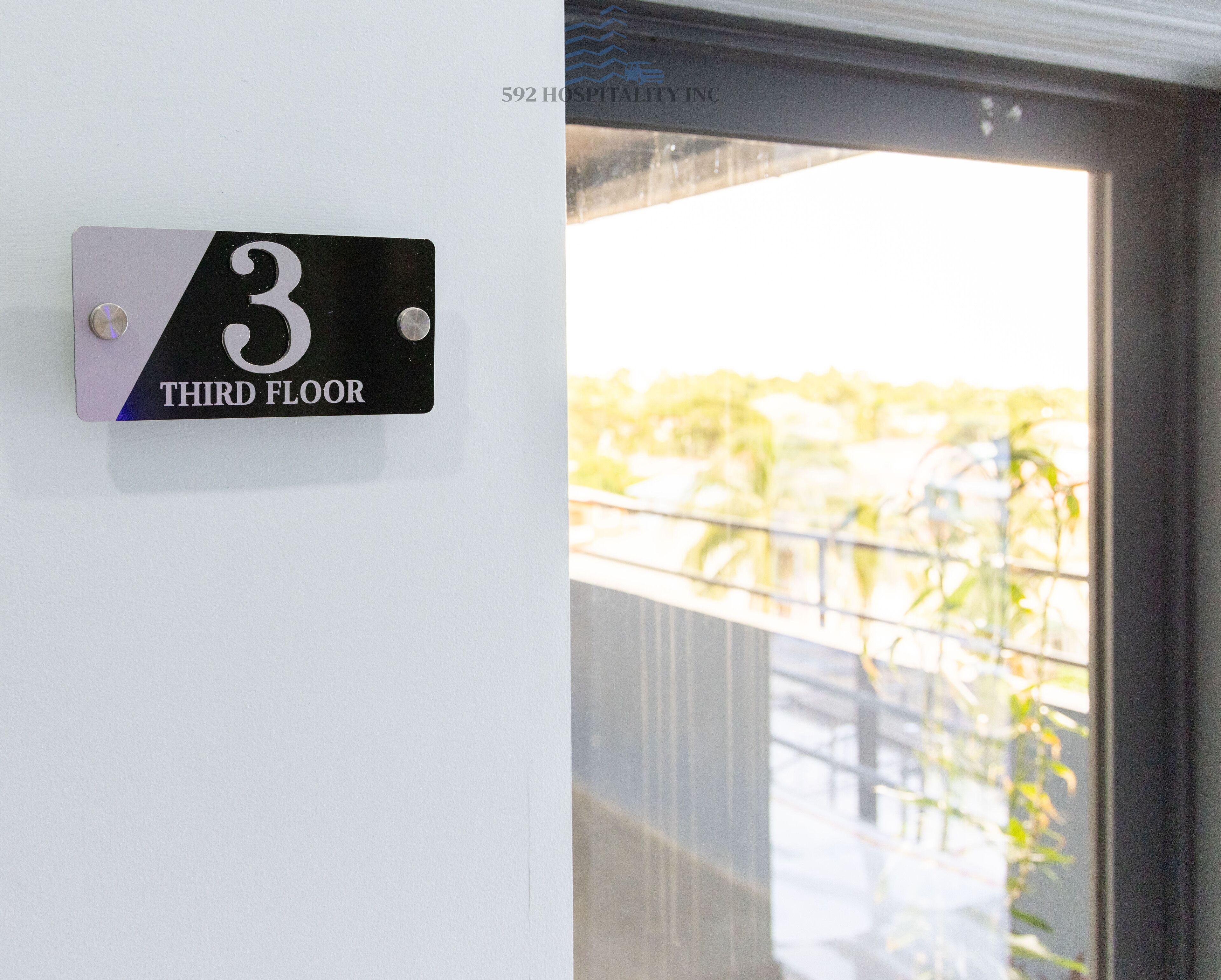 A sign indicating the third floor of a building.
