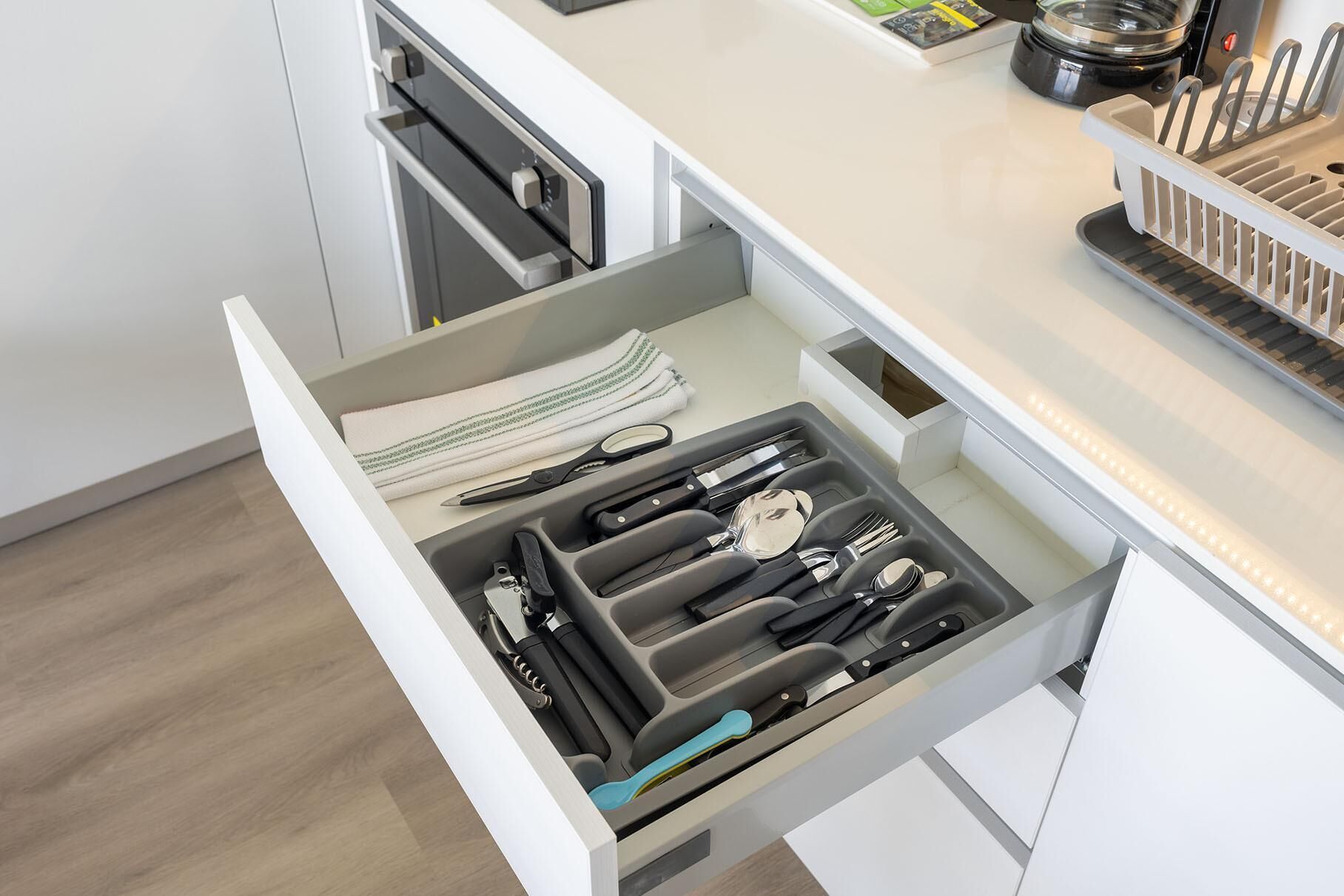 Réfrigérateur, micro-ondes, four, plaque de cuisson