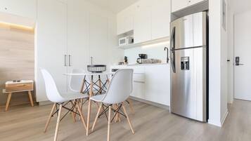 Frigorífico, microondas, horno y placa de cocina