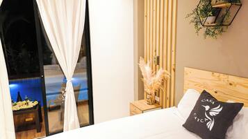 3 kamar tidur, ruang kerja ramah laptop, dan tirai kedap cahaya