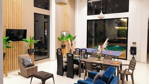 A modern living room with a pool table, comfortable seating, and large windows. - Carmen de Apicalá (Carmen de Apicala)