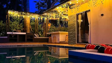 4 outdoor pools, open 9:00 AM to 8:00 PM, pool umbrellas