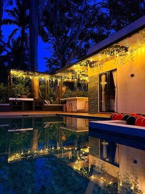 4 piscinas externas, funciona das 9h às 20h, guarda-sóis