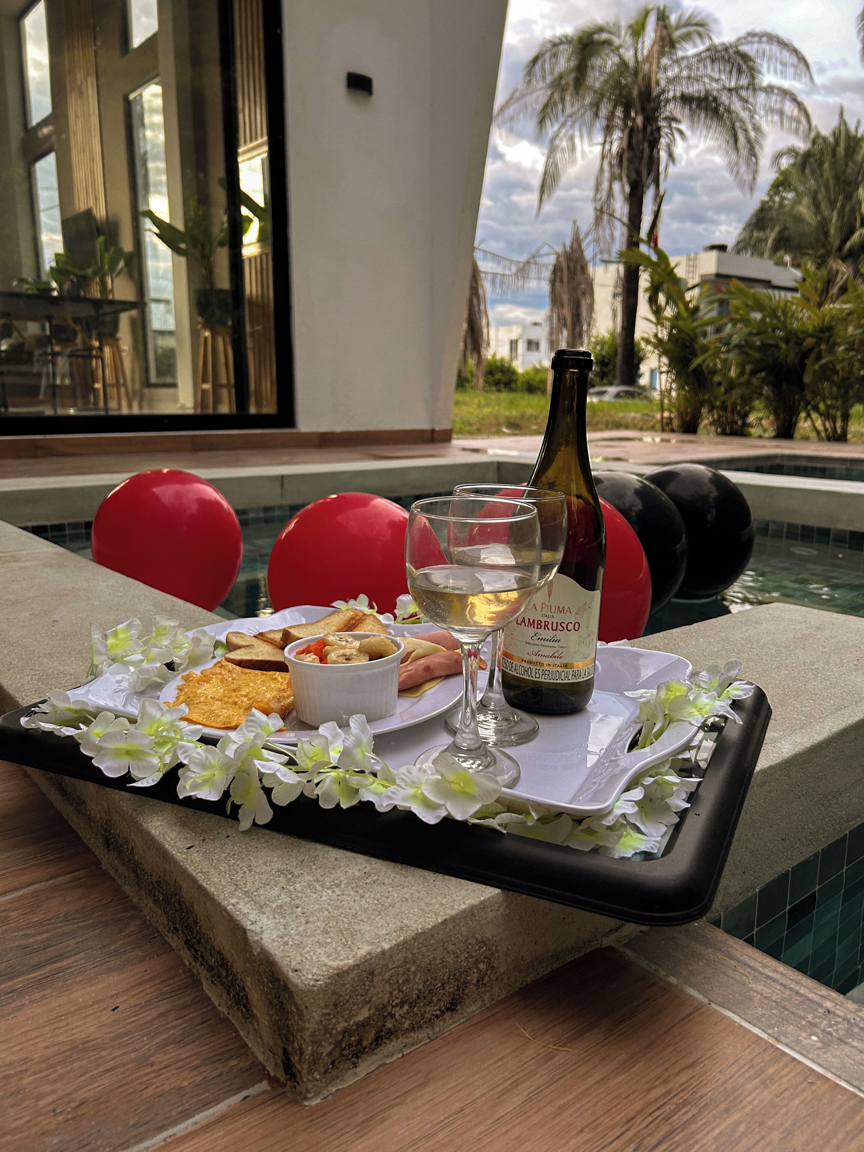 4 albercas al aire libre y sombrillas en la alberca 