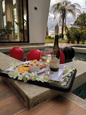 4 室外游泳池,09:00 至 20:00 开放,池畔遮阳伞,现场救生员