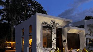 Vista frontal de la propiedad