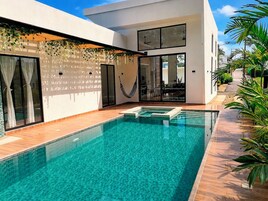 4 piscinas externas, funciona das 9h às 20h, guarda-sóis