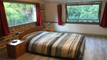 1 slaapkamer, een strijkplank/strijkijzer, wifi, beddengoed