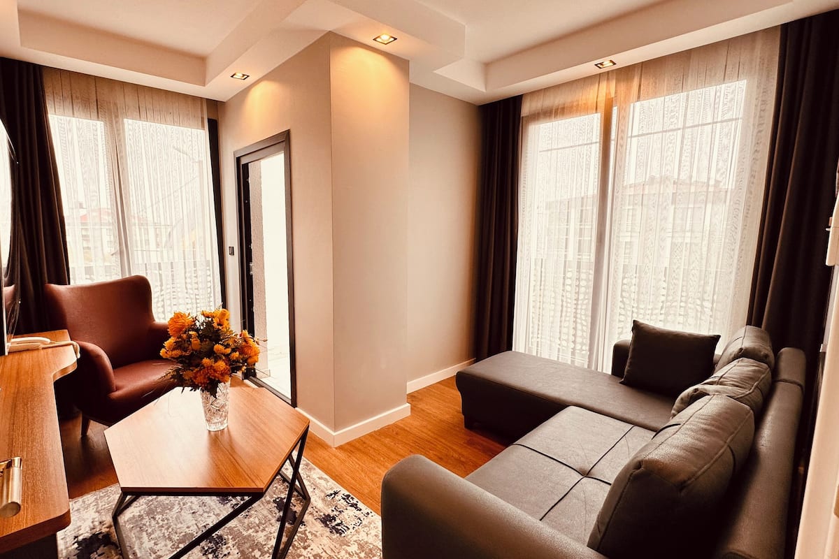 Departamento Deluxe | Área de sala de estar | Televisión LED de 102 pulgadas con canales vía satélite y Netflix