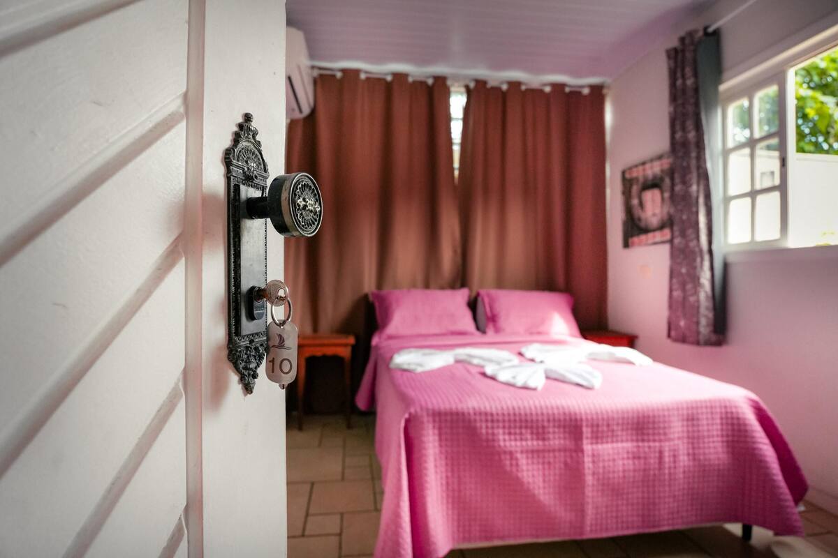 Bureau, Wi-Fi gratuit, draps fournis