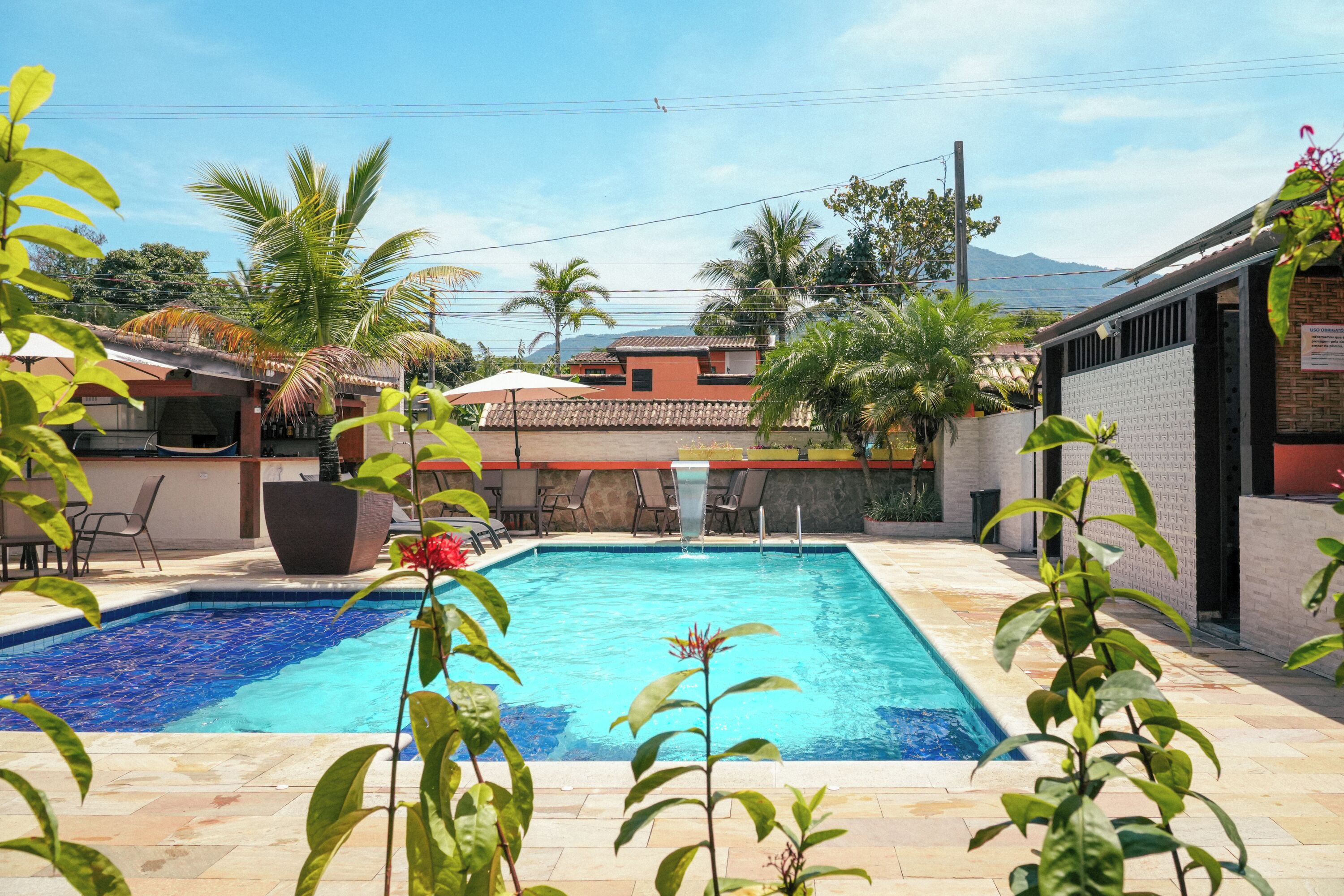 Utomhuspool, öppet 08.00 till 22.00, parasoller och solstolar