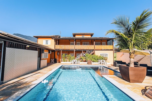 Piscina externa, funciona das 8h às 22h, guarda-sóis, espreguiçadeiras