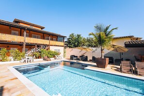 室外泳池；08:00 至 22:00 開放；泳池傘、躺椅