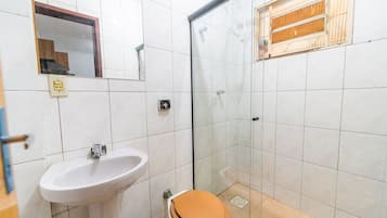 Apartamento básico | Banheiro | Chuveiro com efeito de chuva, toalhas de banho