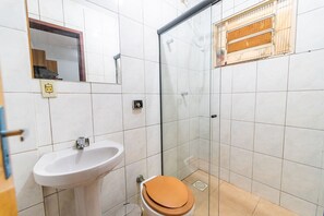 Basic Apartment | Bathroom | Rainfall showerhead, towels - Ap 77 m2 Até 7Hóspedes Wi-Fi 1G (Riacho Fundo)