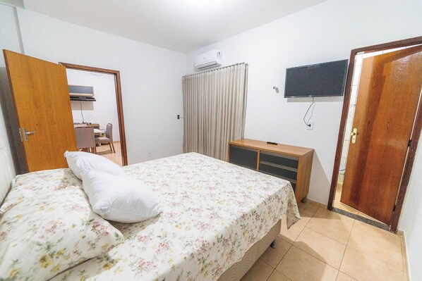 Colchones con pillow-top, muebles diferentes y escritorio 