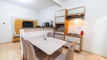 Apartamento | Cozinha privada | Micro-ondas, liquidificador, talheres/pratos/utensílios de cozinha