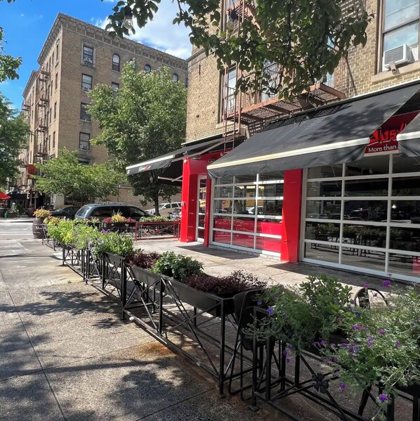 Exterior - Upper West Side NY Chic Spacious Apartment 1B 1B - Close to Everything! (New York)